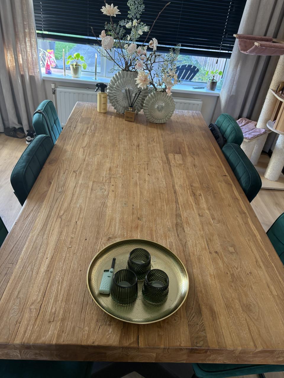 Houten tafel, inclusief zwarte poten