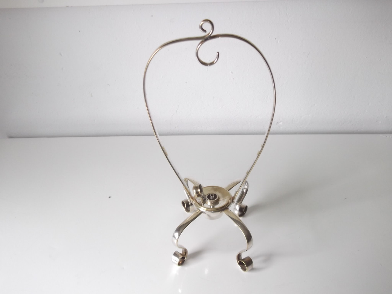 Antieke verzilverde theeketel op standaard 1906