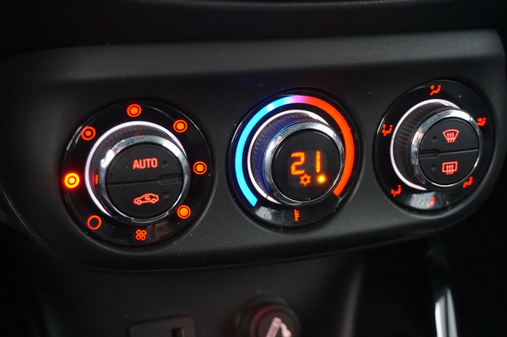 Opel Adam 1.2 slam airco / stuur + stoelverw. / leder / elektr. ramen / lm 