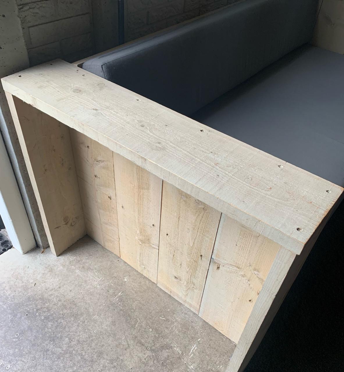 Steigerhouten bank met kussens