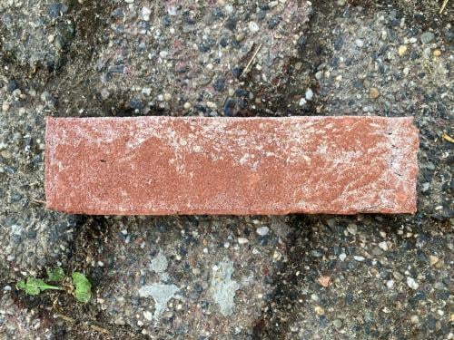 220 steen strips, 8 hoek strips en  +\-30 kg E board cement