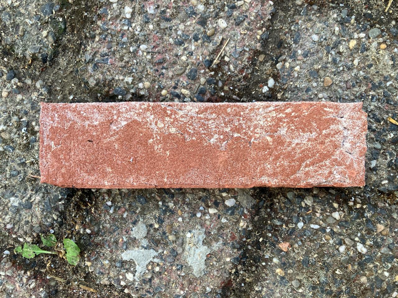 220 steen strips, 8 hoek strips en  +\-30 kg E board cement