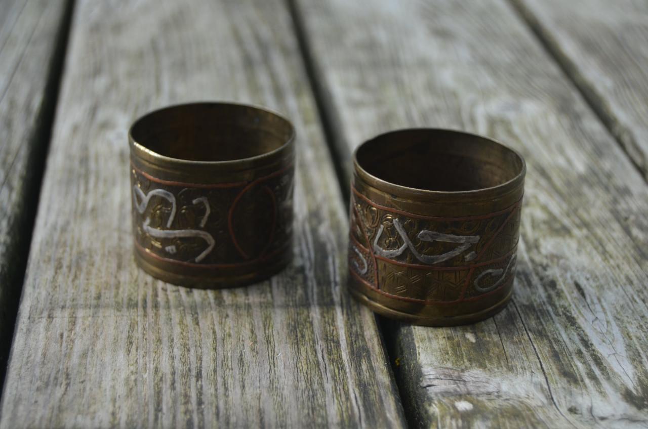 Perzische koperen servetringen, mog. ingelegd met zilver