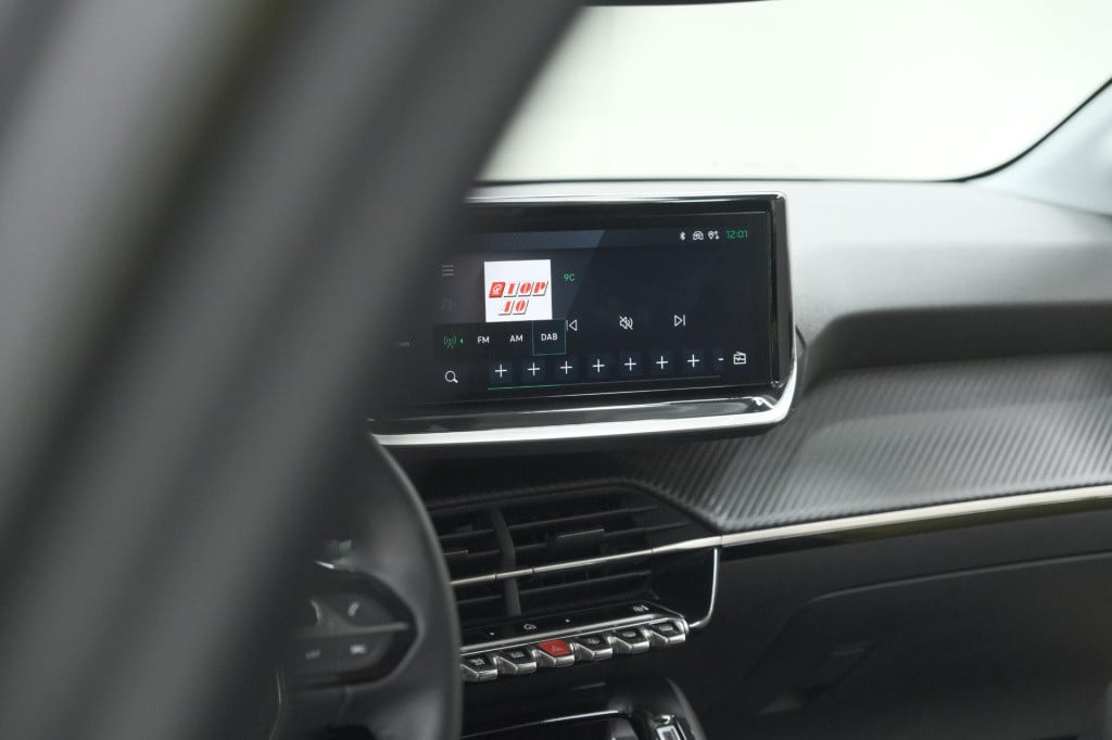 Peugeot 208 puretech 100 allure | parkeersensoren | apple carplay | climate