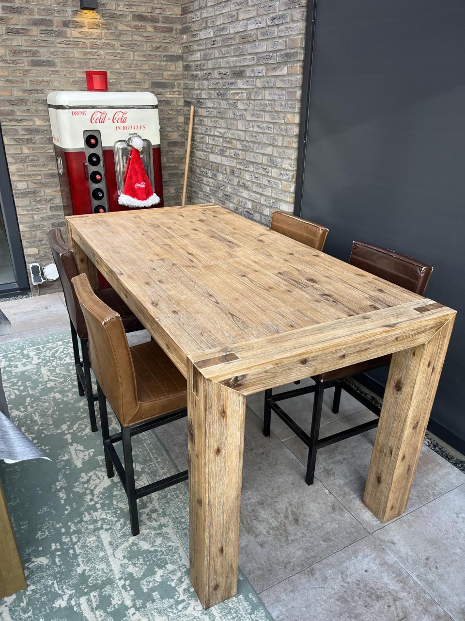 Hoge eetkamertafel met vier stoelen