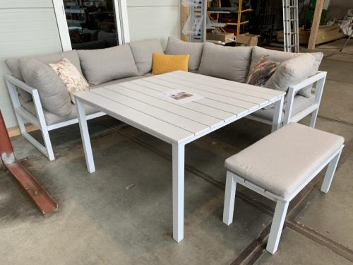 Loungeset met kussens hoge tafel en salontafel.