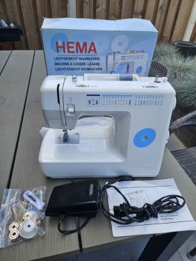 Zgan krachtige vintage naaimachine met heel veel steken en accessoires....