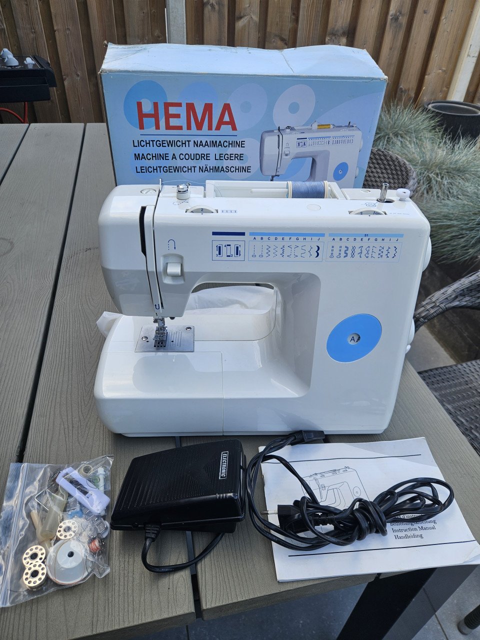 Zgan krachtige vintage naaimachine met heel veel steken en accessoires....