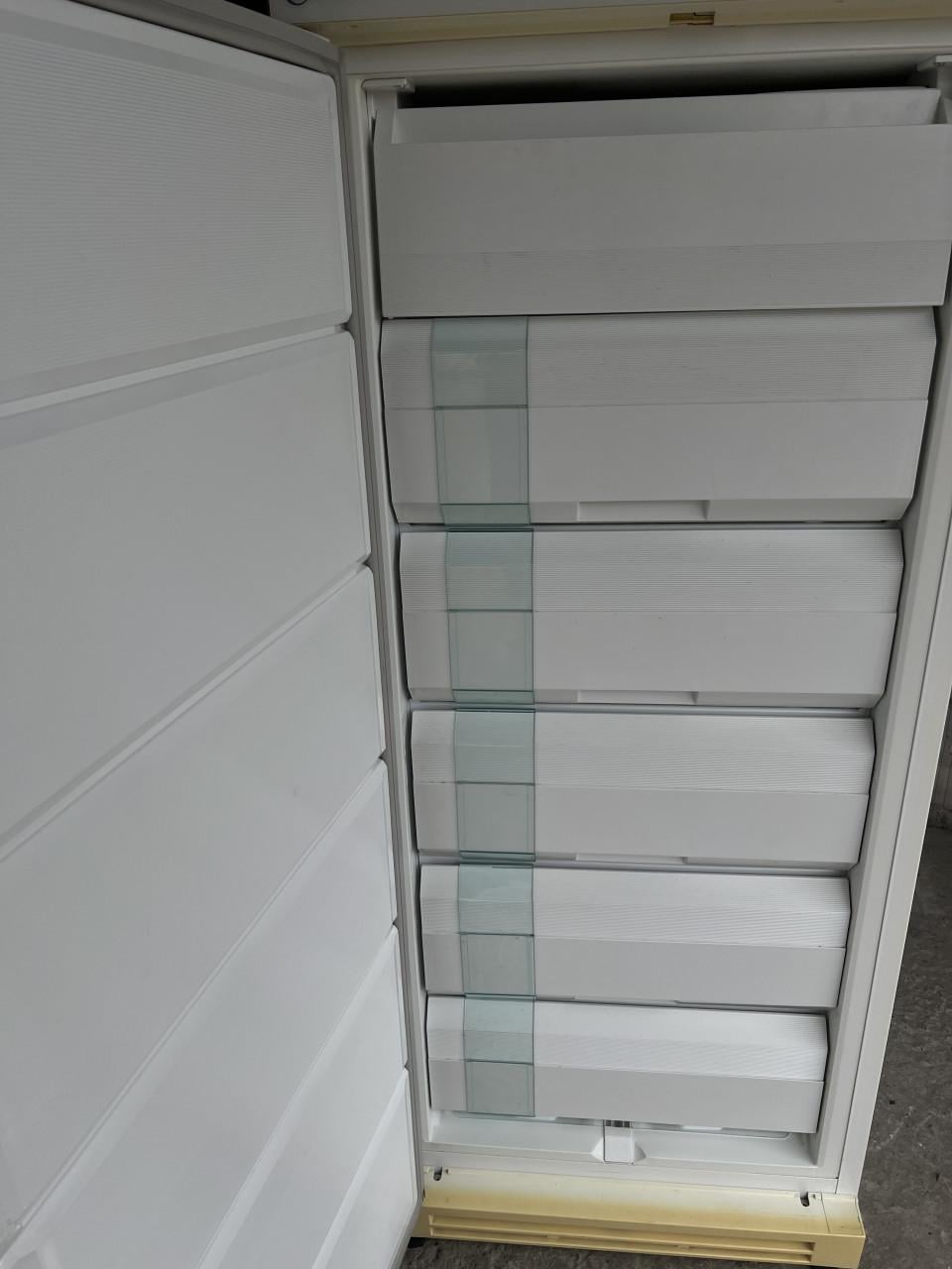 Ruime vrieskast 6 laden inhoud Vriezer 243 liter 150x60 cm.