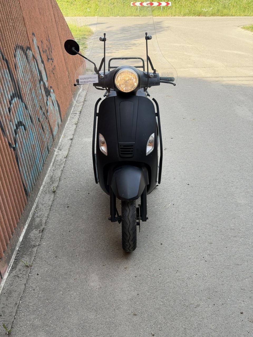 AGM VX50 scooter 45km/h 6600km met Windscherm Valbeugels