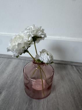 Vaasje met 3 witte bloemetjes