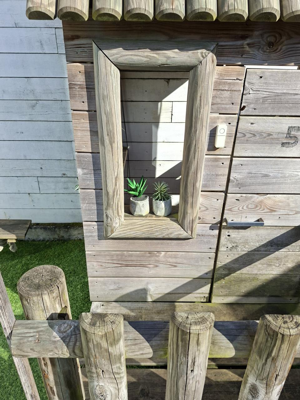 Speelhuisje met glijbaan