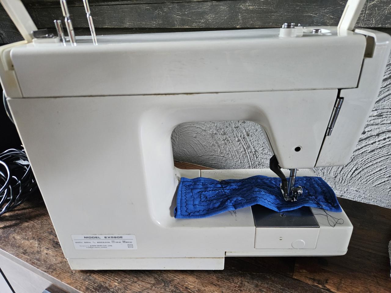 Toyota Naaimachine Model 590E - Compleet met Accessoires