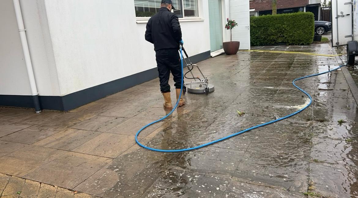 Uw buitenomgeving weer laten stralen? Spik & Span Zeeland helpt u graag!