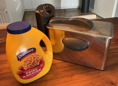 Kleine Friteuse merk Elite voor circa 3-4 liter frietvet.