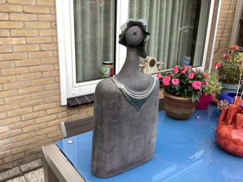 Beeld van 62 cm hoog.