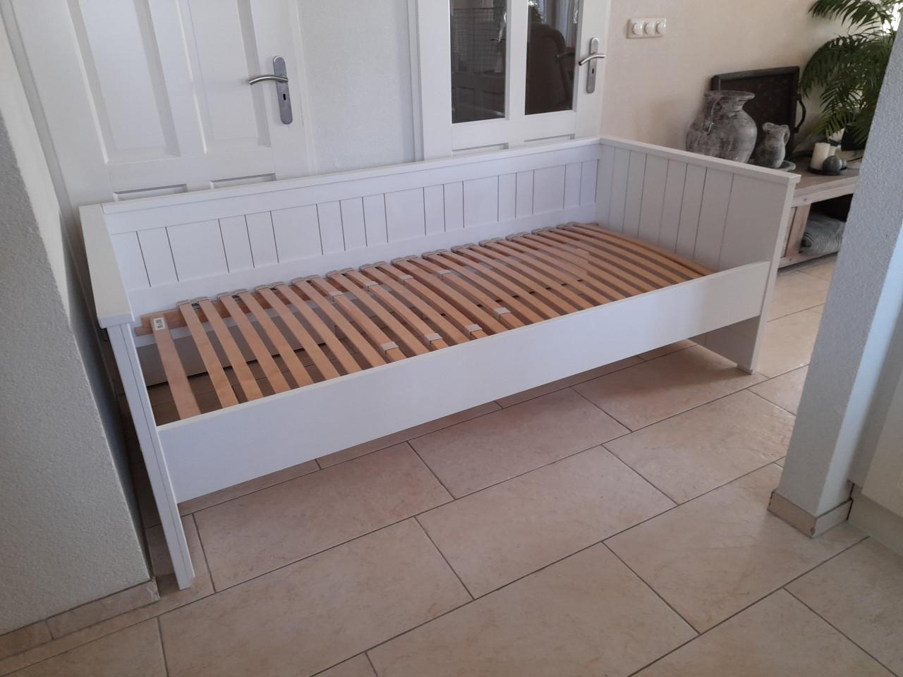 Stevig bed met onderschuif bed 90 x 200 (in goede staat)