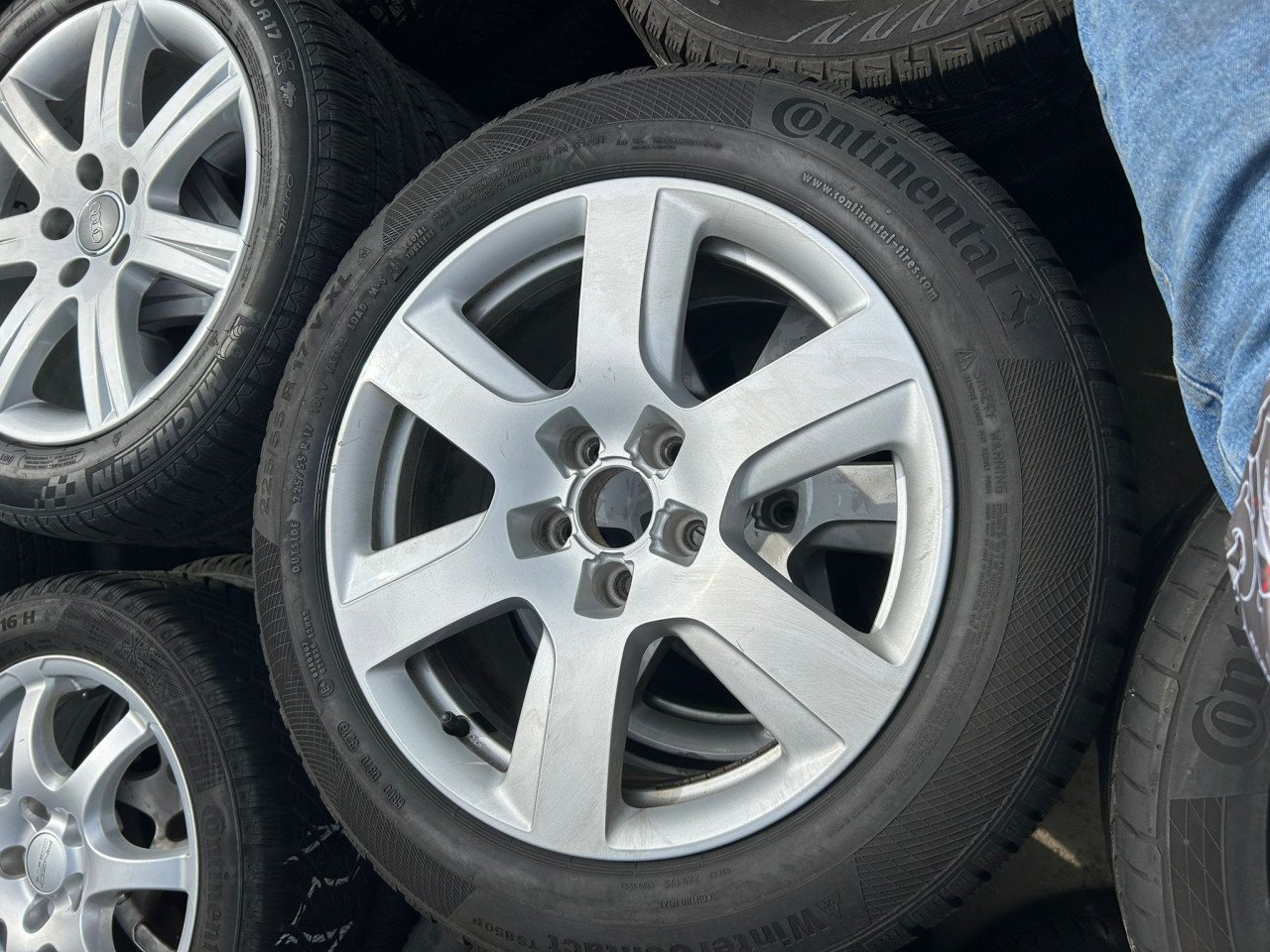 AUDI 6 SPAAKS ALUMINIUM VELGEN 17'' MET CONTINENTAL WINTER BANDEN