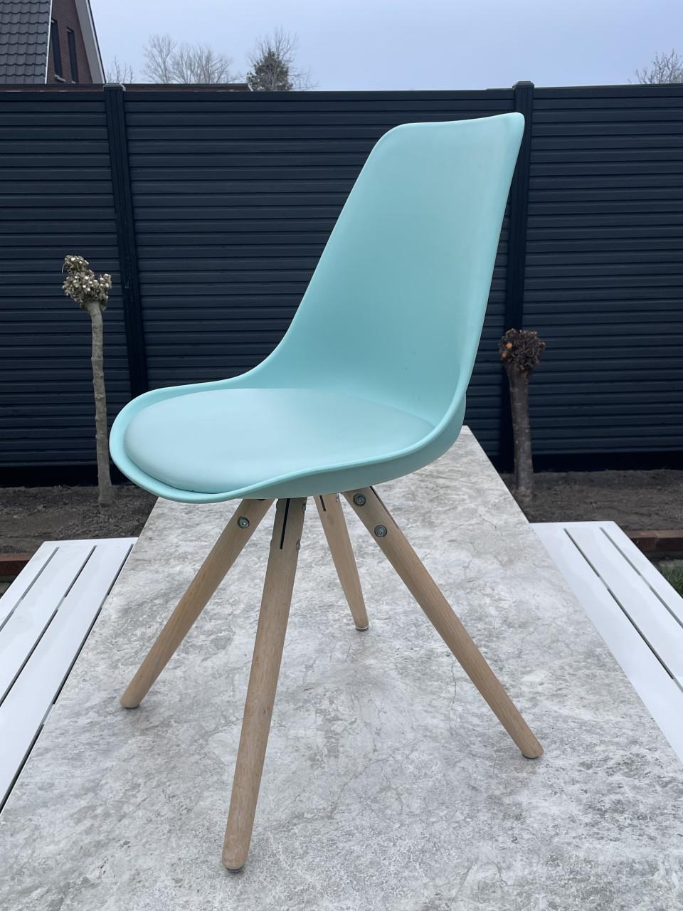 Nette kunststof stoel met houten poten