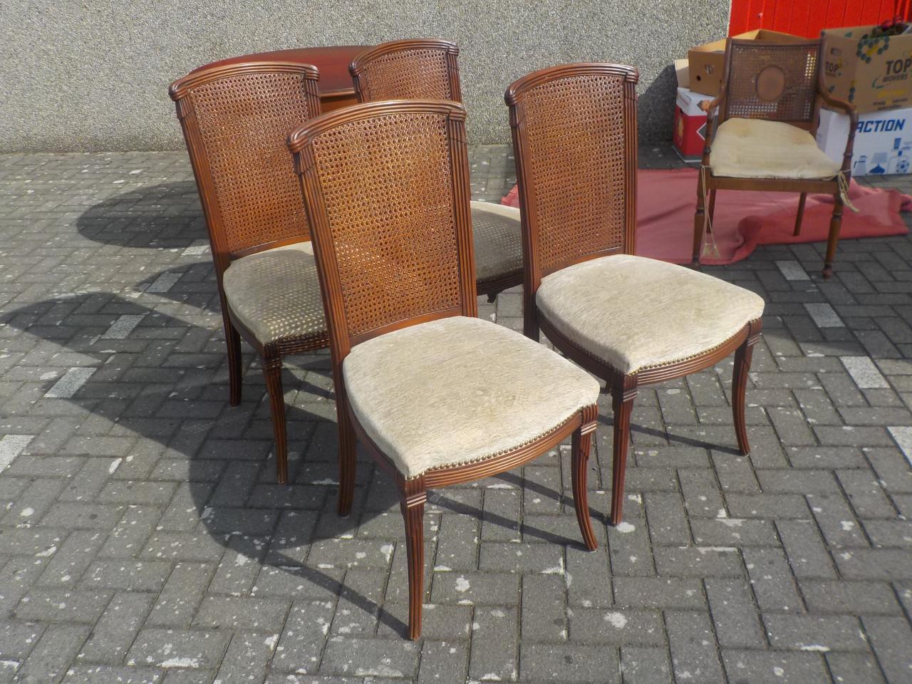 Mooie kwaliteit verlengbare tafel ( 110x 110 cm en 150 x 110 cm ) + 4 stoel