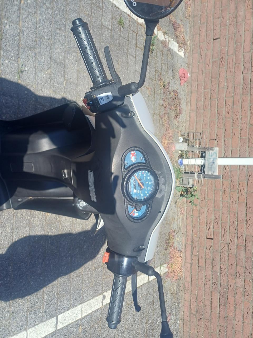 Grijze kymco scooter te koop