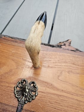 Prachtige antieke boomstam plank met 5 herten poten voor jachtliefhebbers