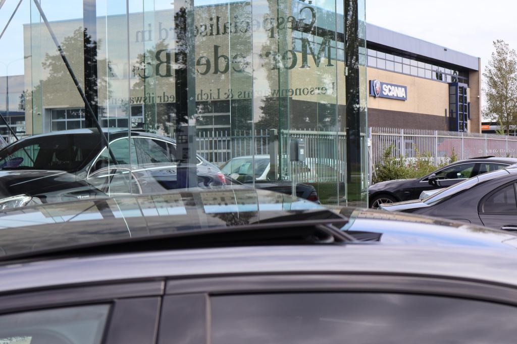 Mercedes-Benz E-Klasse 200 business solution amg l panoramadak l burmester 