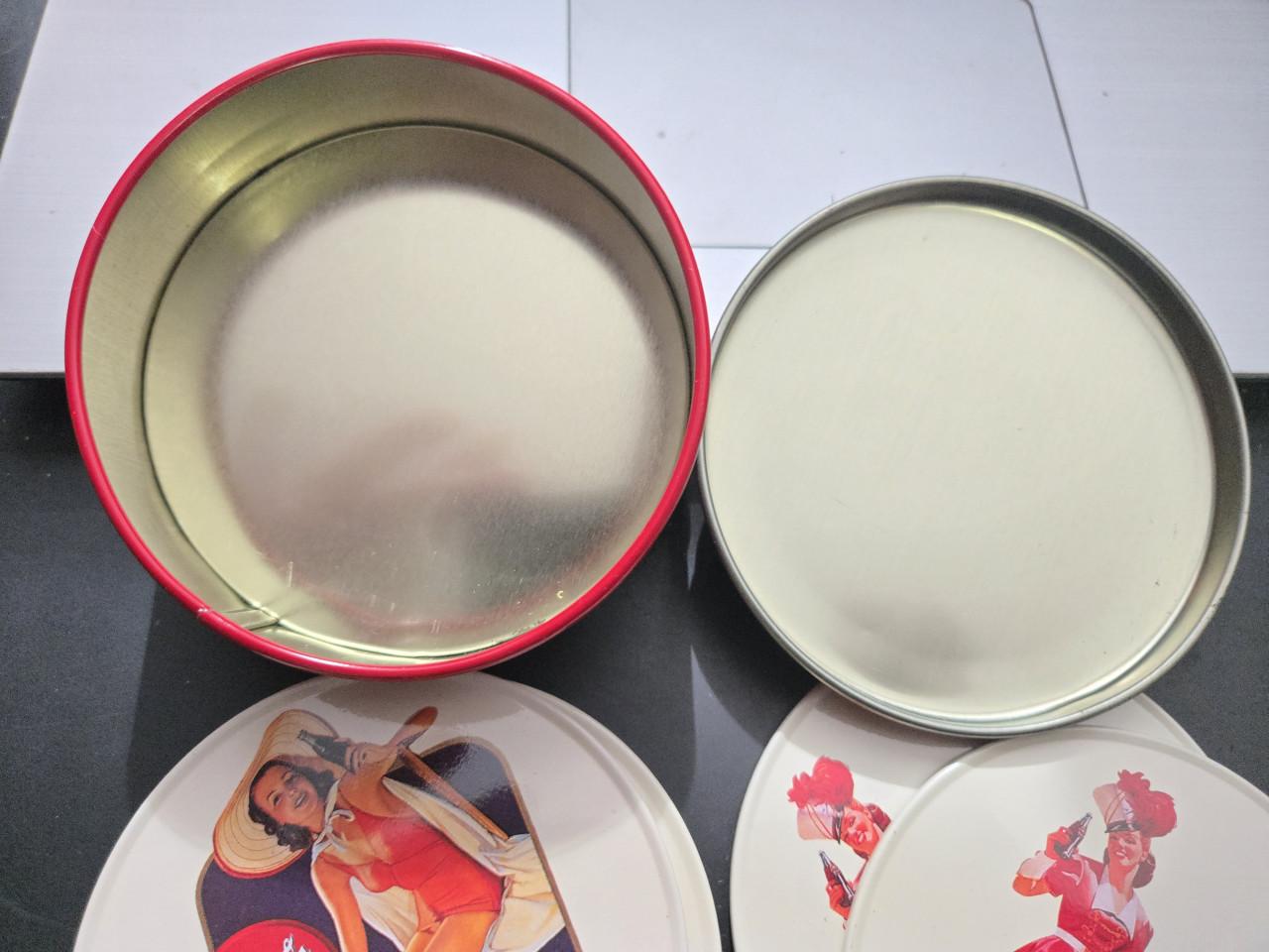 Rond, rood Coca-Cola opbergblik met 4  onderzetters met pin-up