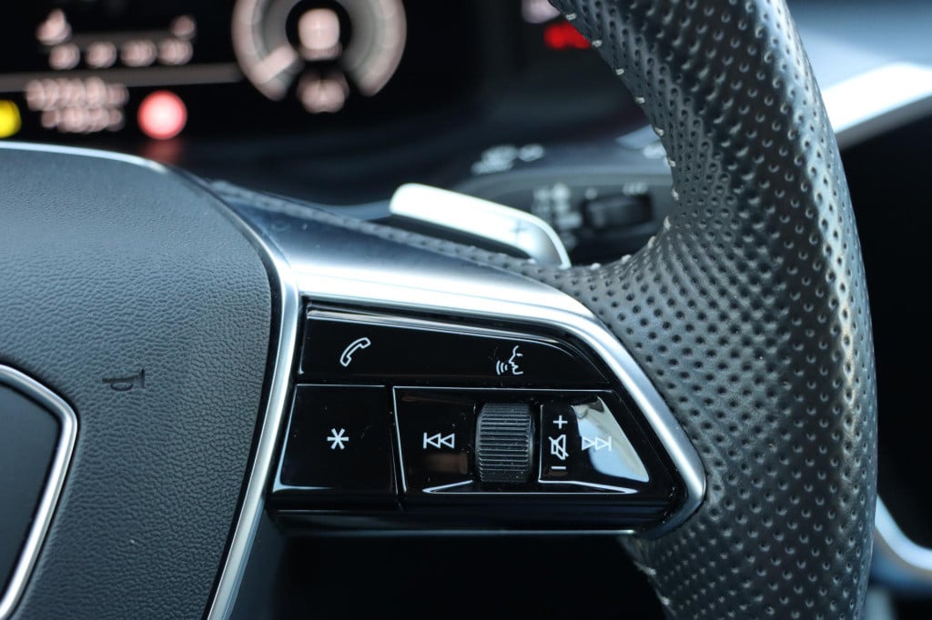 Audi A6 avant 55 tfsi e quattro s edition competition 367pk s-tr