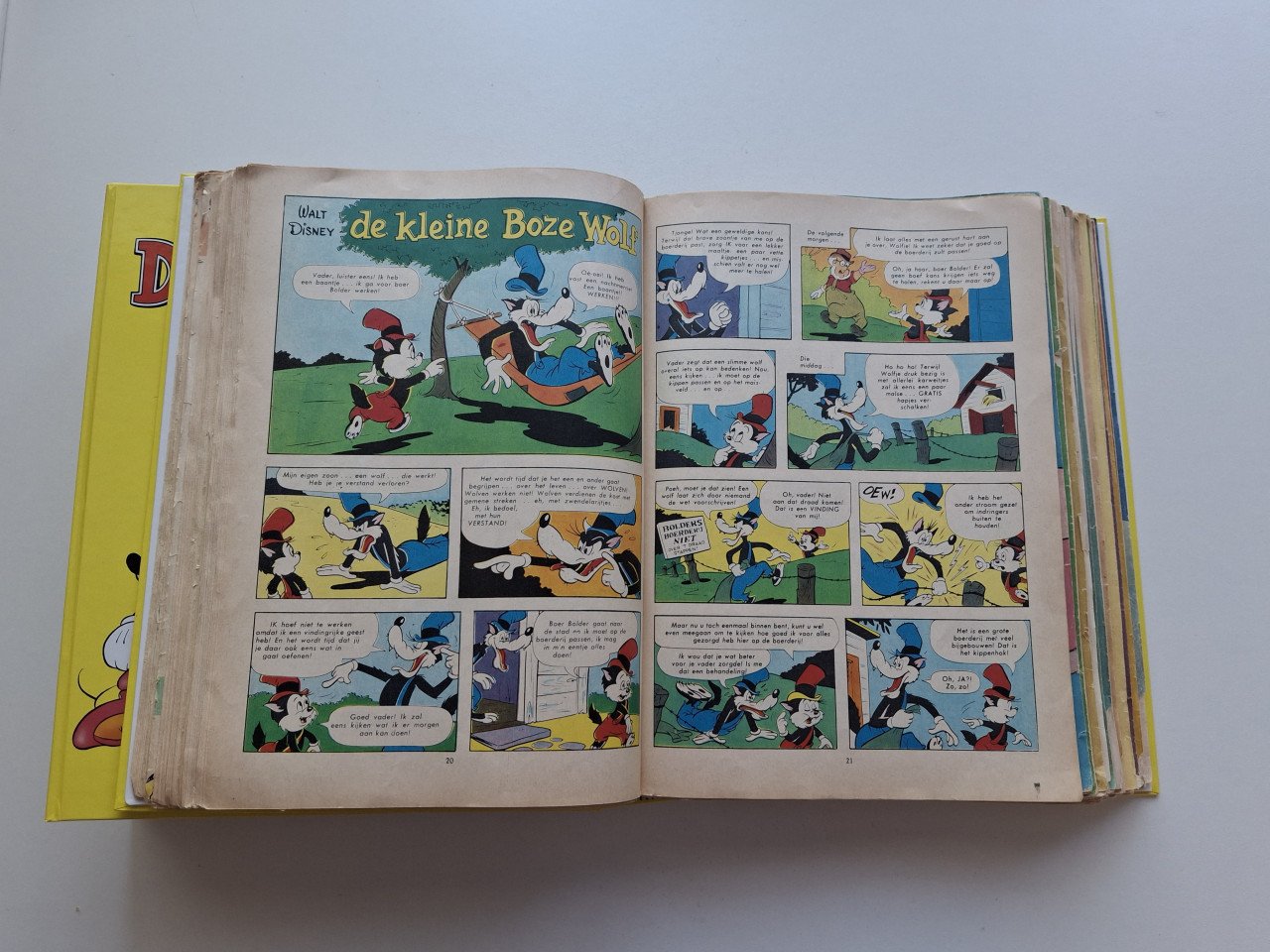 2 x verzamelmap met oude Donald Ducks uit 1965 en 1966