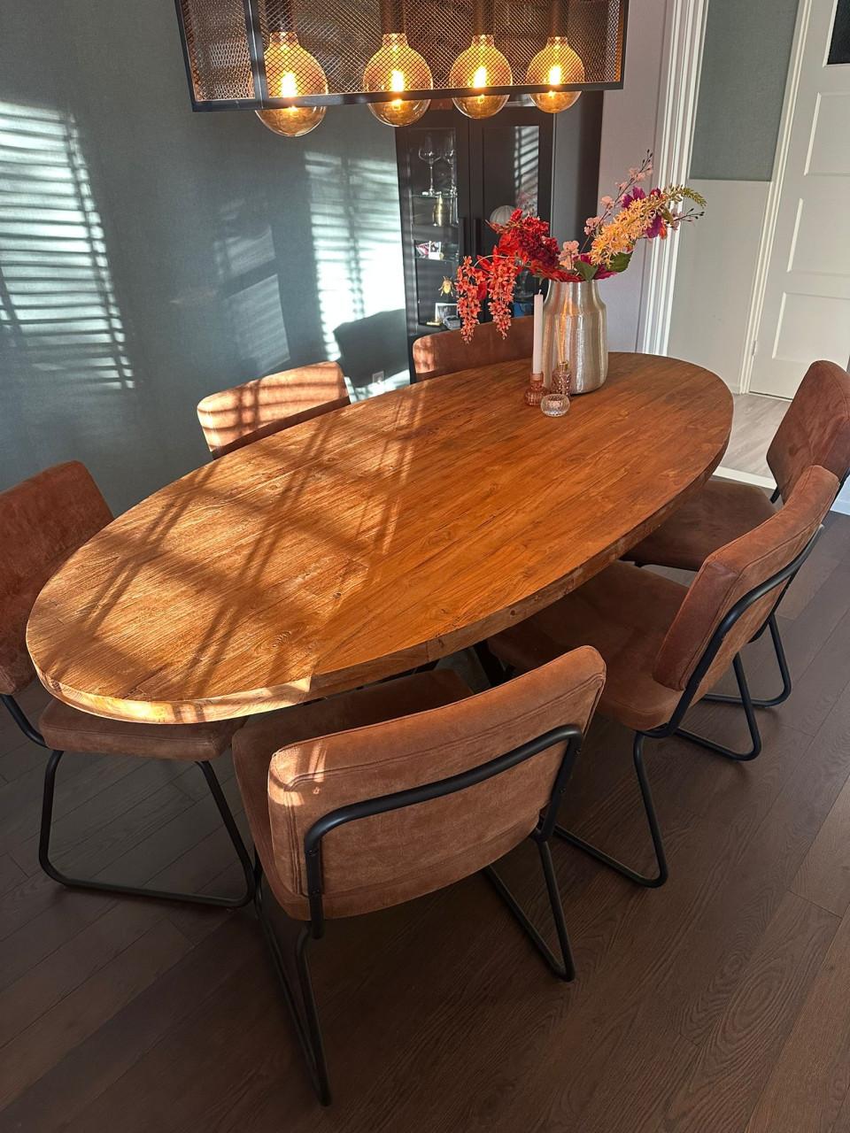 Sfeervolle eettafelset- teak blad met zwarte kruispoot