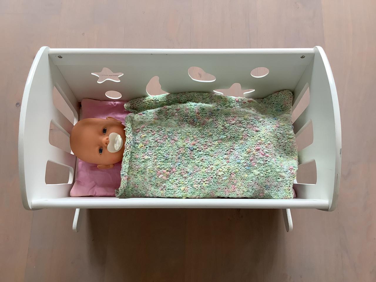 Wit poppen schomelbedje