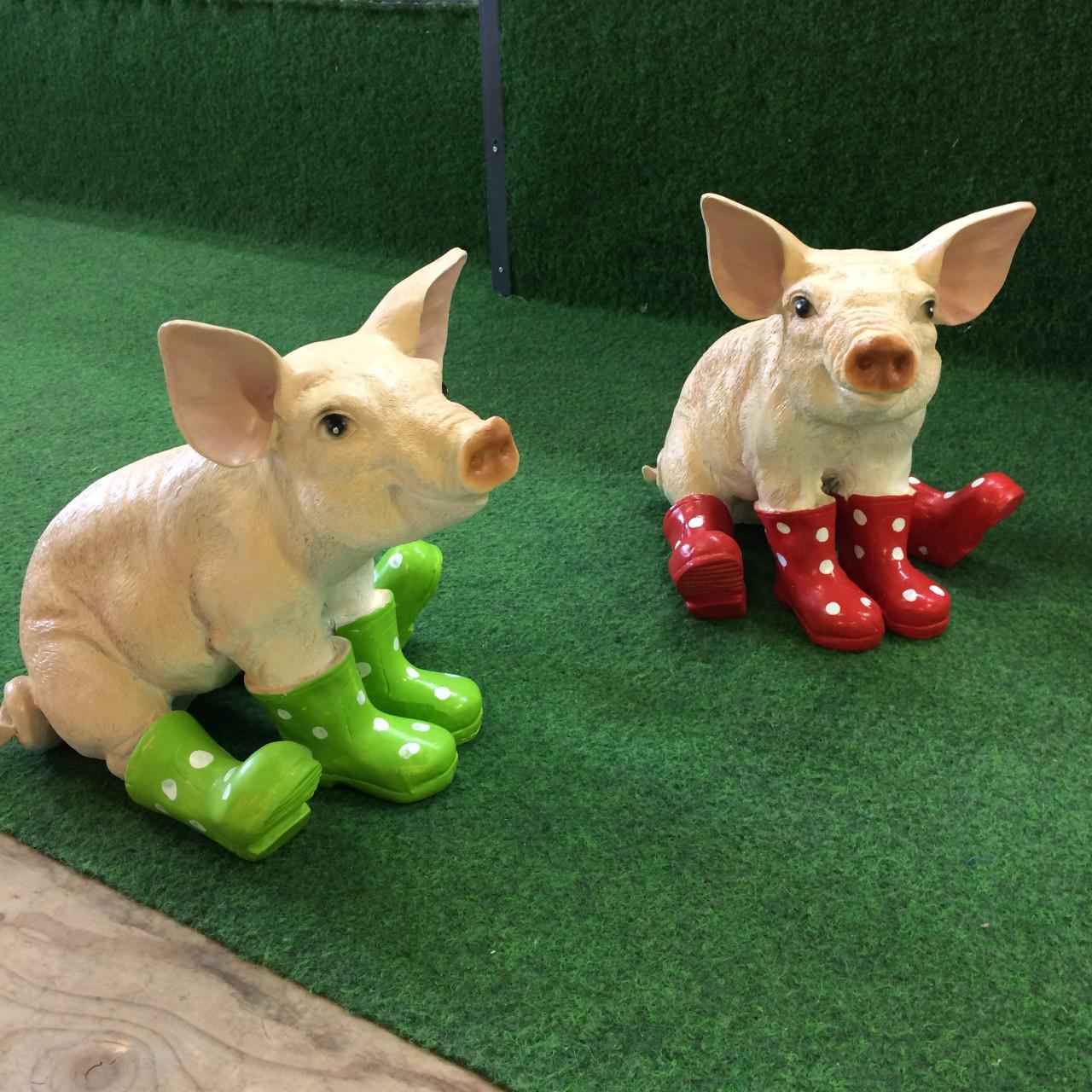 Varken zittend gele laarzen - 30cm - Tuindecoratie