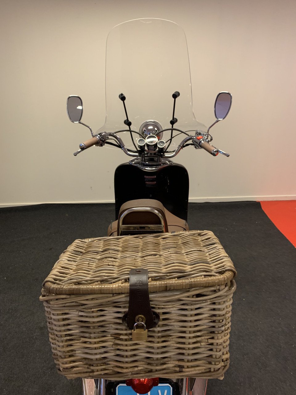RETRO SCOOTER MET WINDSCHERM 25KM NU 795,= RIJKLAAR