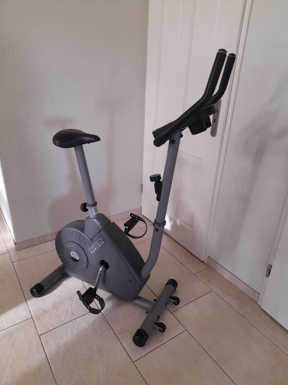 Hometrainer (werkt naar behoren ) in goede staat!  In zwaarte verstelbaar