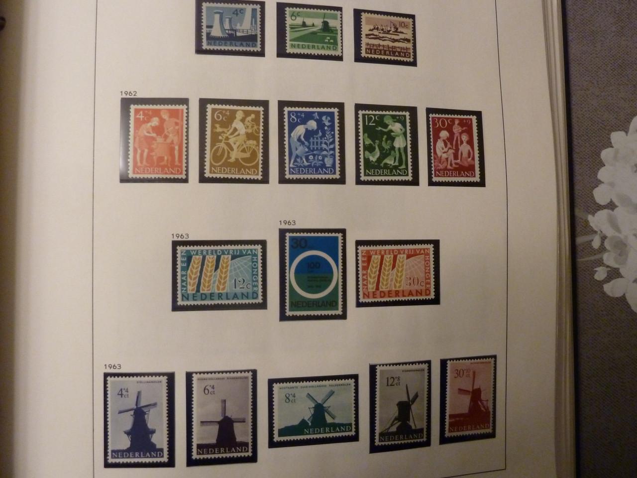 RUIM 700 POSTZEGELS IN LUXE DAVO ALBUM.