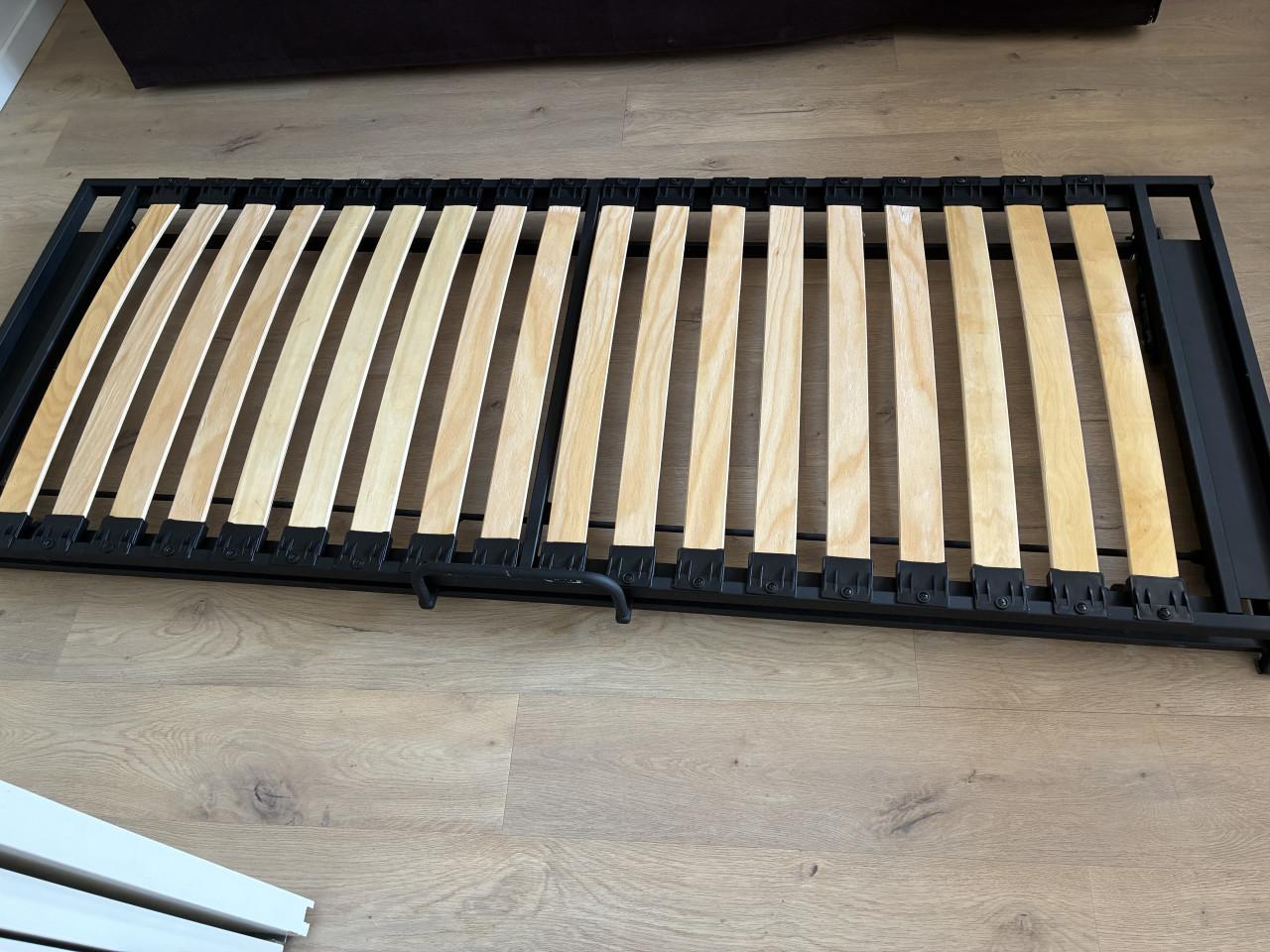 Onderschuifbed, 80 x 200 . 2 bedden in een! Lattenbodems. (Ook als bank!)
