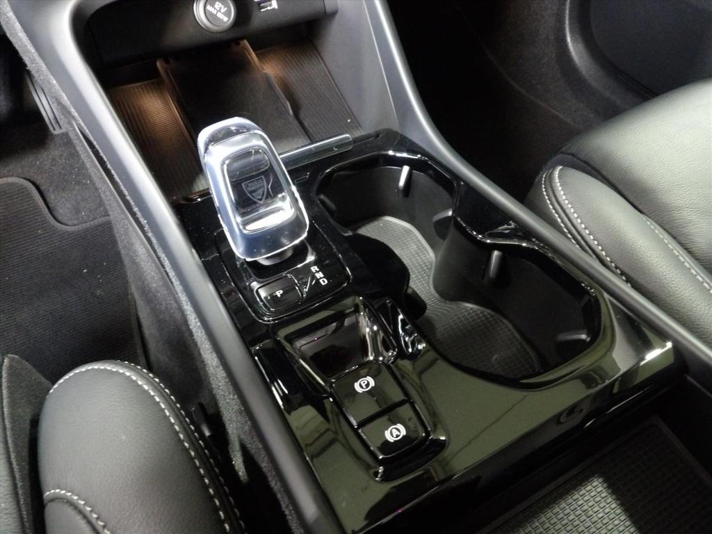 Volvo XC40 t5 plug-in hybrid 262pk aut plus dark