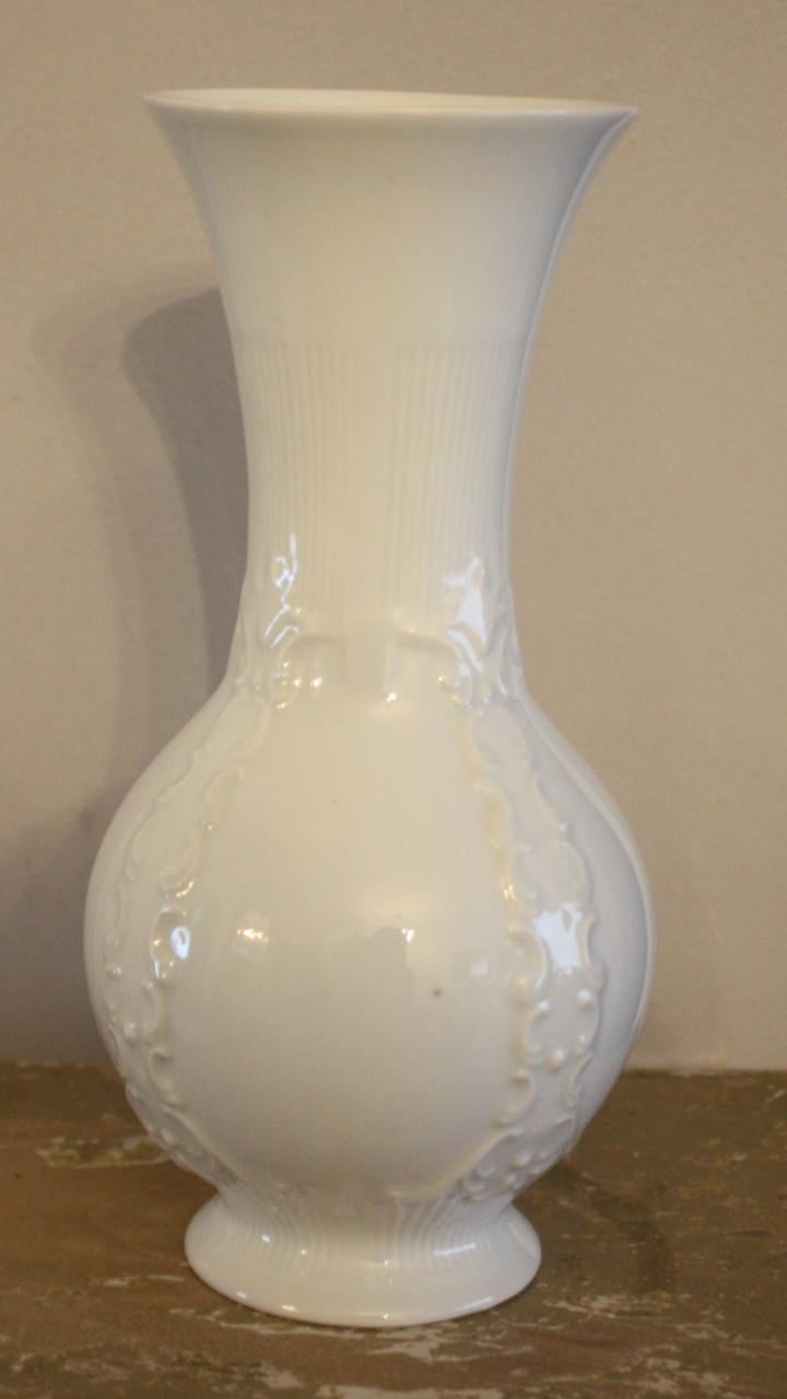 Witte vaas met bewerkingen