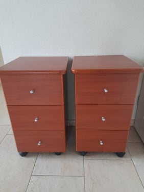 2 Nachtkastjes 38 x 40 x 65H (z.g.a.n.)
