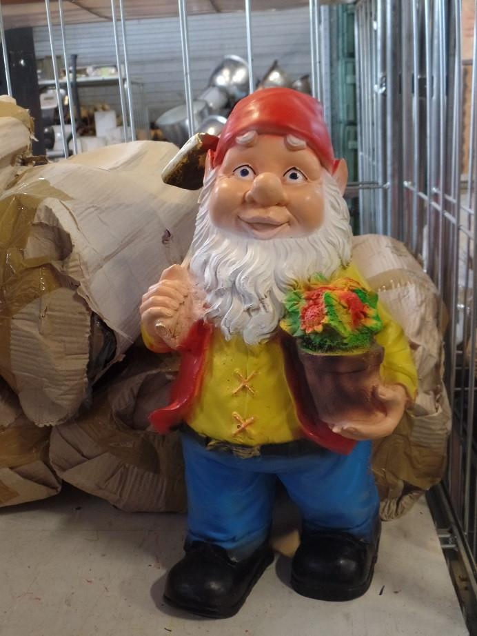 Tuinkabouter goud met zwarte zonnebril deco muts