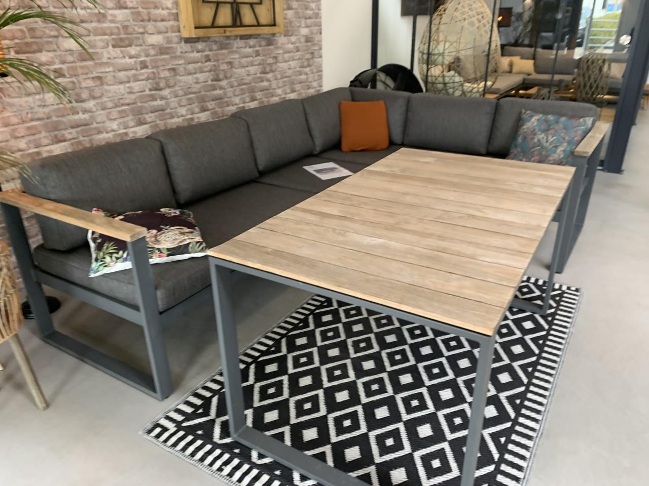 Grijze Alminium met hout loungebank, met hoge tafel en kussens