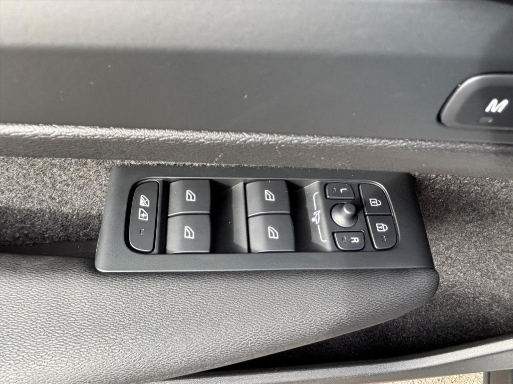 Volvo XC40 2.0 b4 b4 plus dark|stuur-stoel voorruitverwarm|blis| trekhaak| 