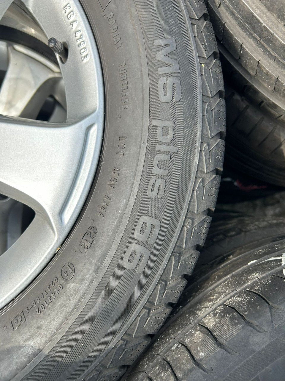 VOLKSWAGEN ALUMINIUM VELGEN MET UNIROYAL WINTER BANDEN