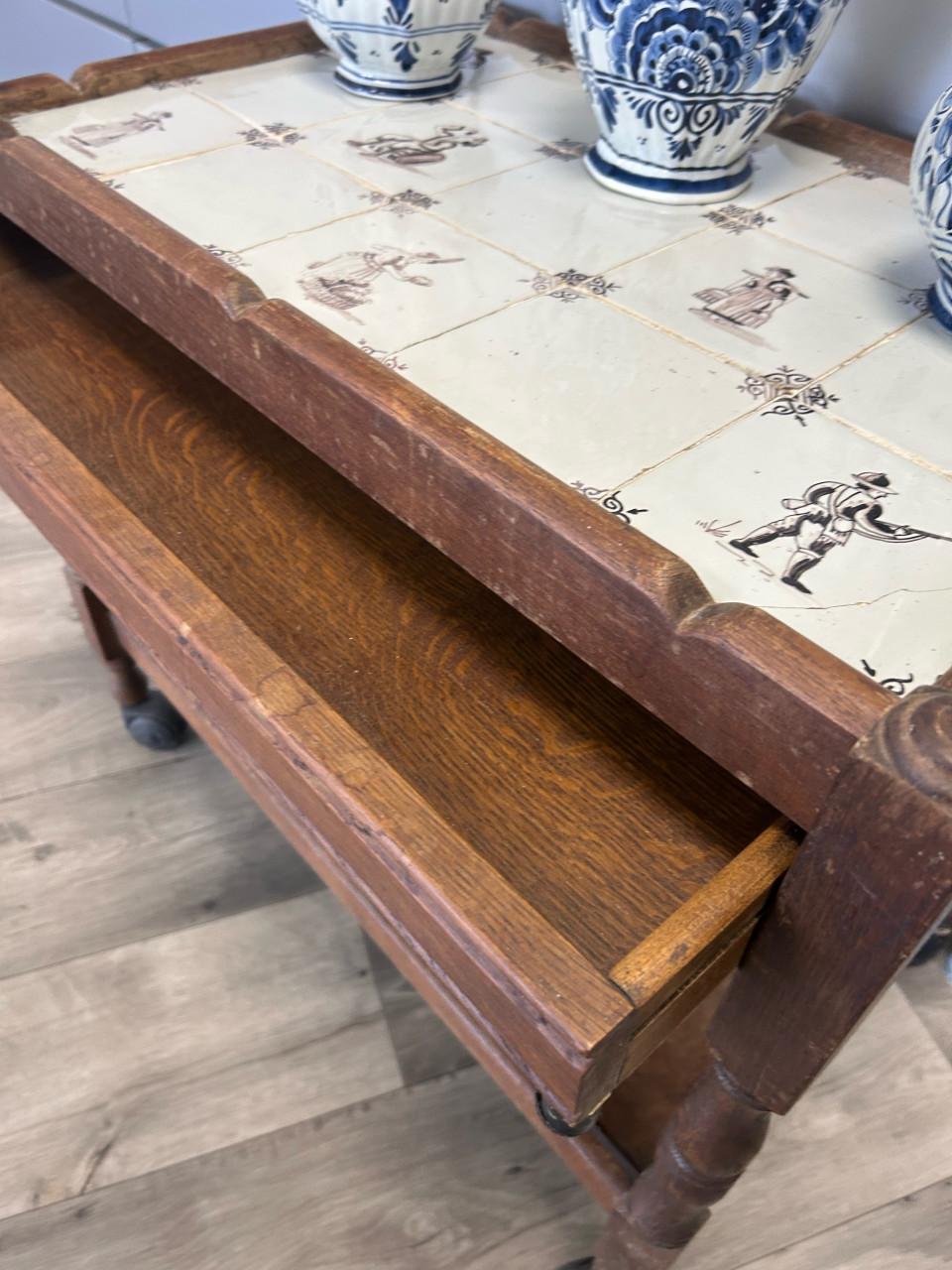 Vintage serveertafeltje met tegeltje