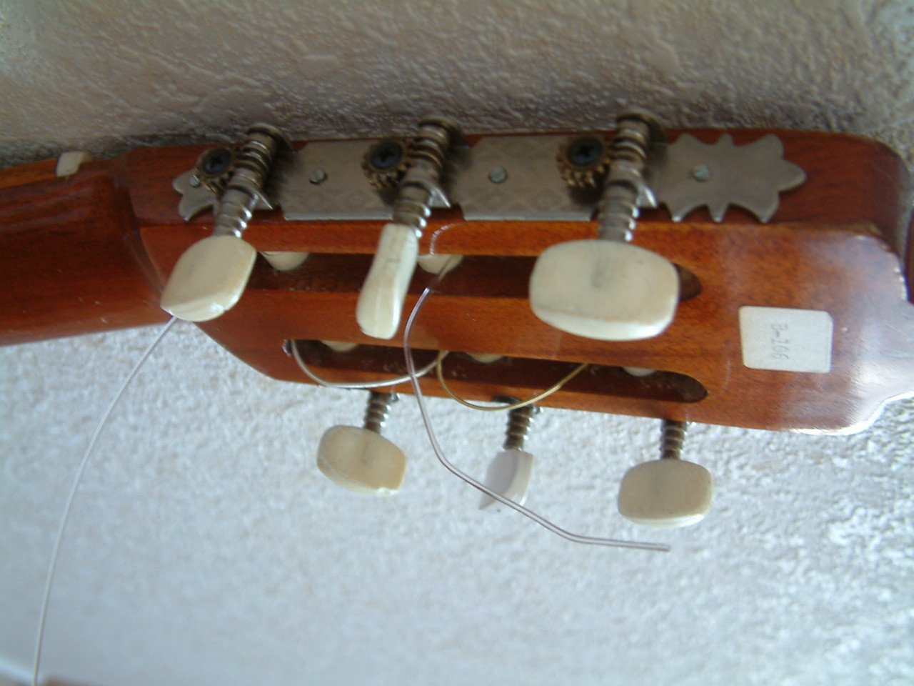Goede oudere klassieke gitaar   Spaanse gitaar  met nog de sleufschroefjes