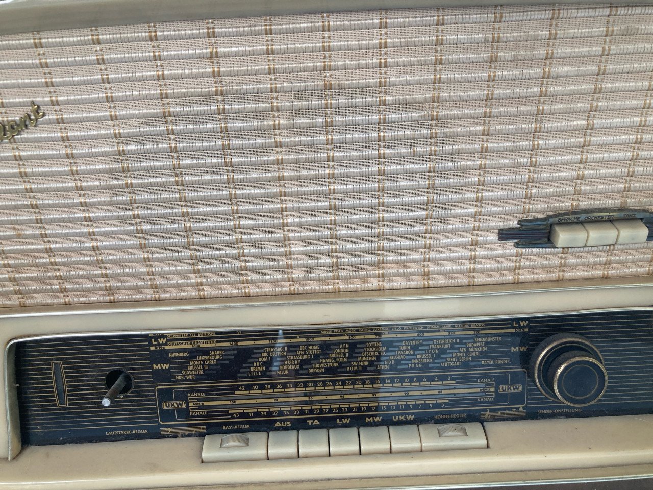 Oude radio met platenspeler - heerlijk warm geluid