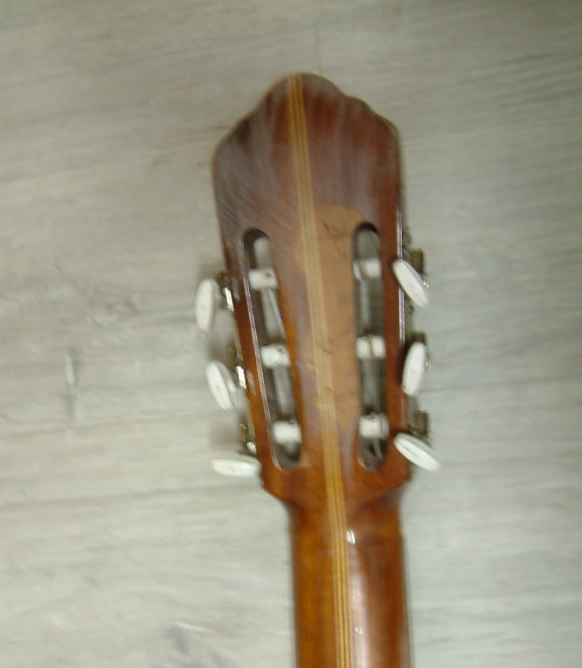 Oudere gitaar klassiek met cederkast bovenblad /onderblad