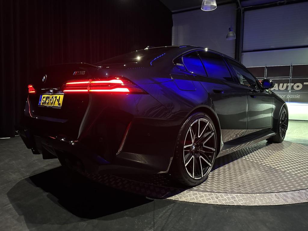 BMW M5 5-serie *limousine v8 m hybrid*carbon extr*b&w*alcantarahemel*nl-aut