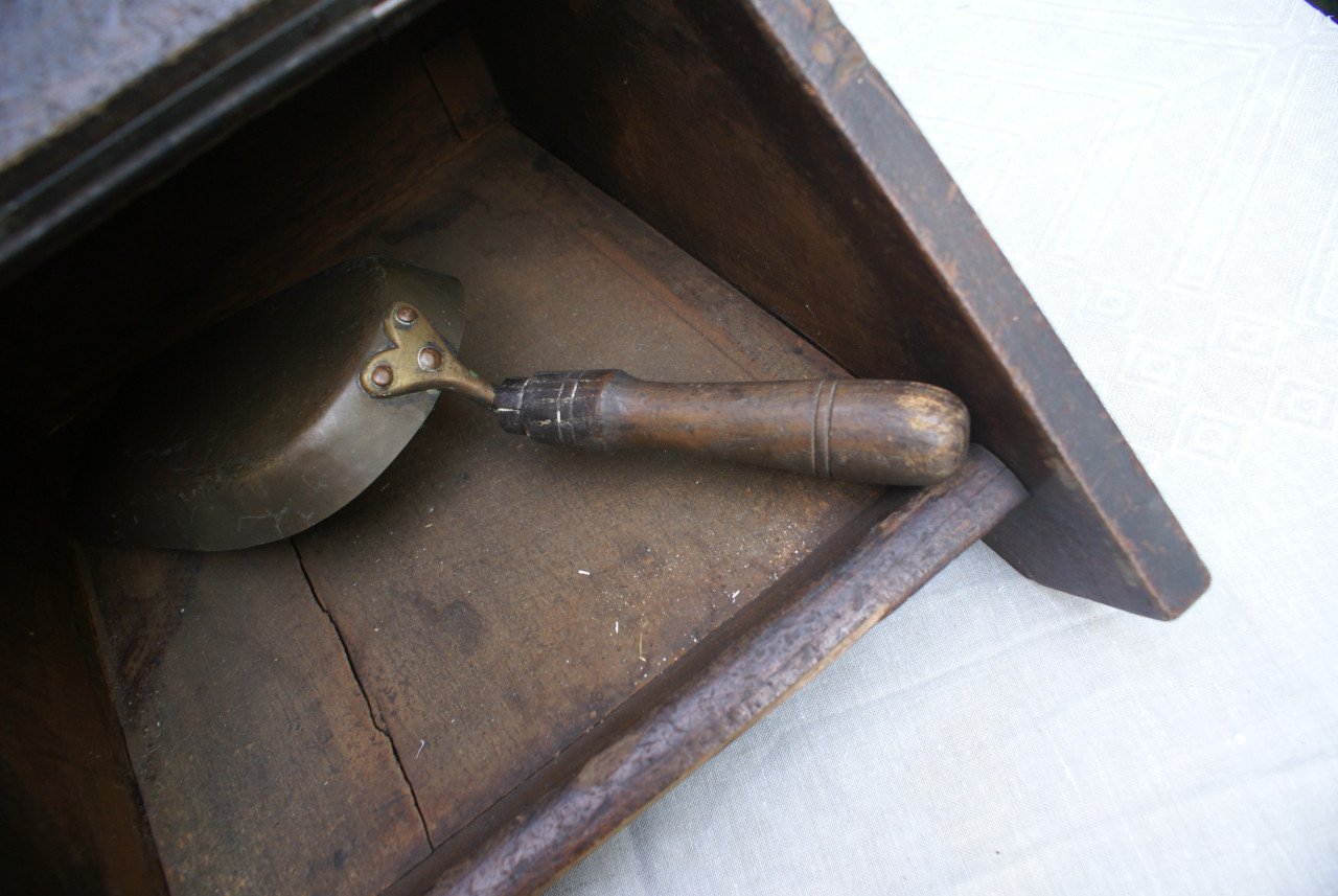 Houten kolenbak met schep
